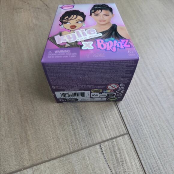 Mini Bratz x Kylie Jenner Series 1 "Final Look" Capsule Collectible Figures - Picture 5 of 8